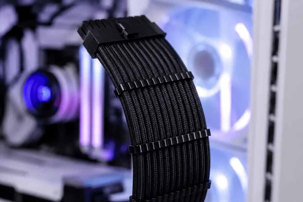 24-pin sleeved motherboard cable organized with cable combs